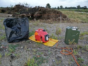 Mobile Stromversorgung mit einem Honda 10i. Plane als Schutz vor Kleckerm beim Betanken, Grillabdeckung für den Regenschutz