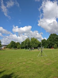 G5RV-Antenne an drei Masten aufgehangen